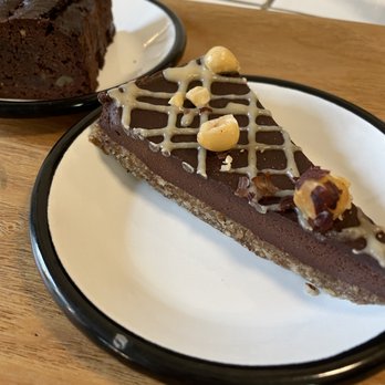 Wild & The Moon - Brownie and chocolate tart with tahini crust (SO yummy!) - Juice Bars & Smoothies Near Me - Paris, 01 Wild & The Moon - Brownie and chocolate tart with tahini crust (SO yummy!) - Juice Bars & Smoothies Near Me - Paris, 01