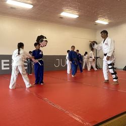 Senshi Judo - Sensei Moe directing the kids