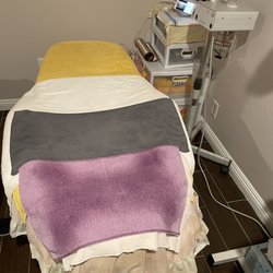 Celine Skin Care - Comfortable facial bed