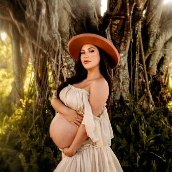 Chasing Creative - Maternity Photoshoot in Naples, Florida. - Session Photography Near Me Chasing Creative - Maternity Photoshoot in Naples, Florida. - Session Photography Near Me