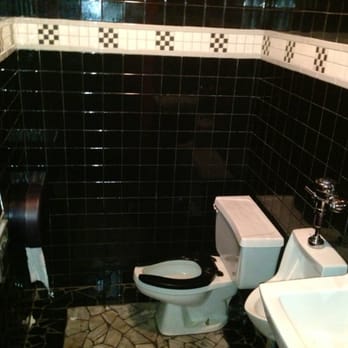 Finnegan's Easy - Supa clean bathrooms! - Sports Bars Near Me - New Orleans, Louisiana