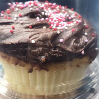 Freeport Bakery - Tasty old fashioned cupcake - Bakeries Near Me - Sacramento, California