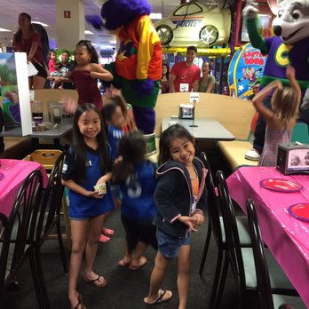 Chuck E. Cheese - They stopped to take picture. - Pizza Near Me - Pearl City, Hawaii