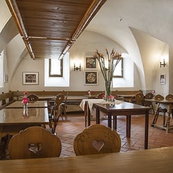 Wirtschaft zur Rosenburg - In der gemütlichen Gaststube im Gewölbekeller können sie einfachere, preisgünstige Tagesgerichte geniessen.