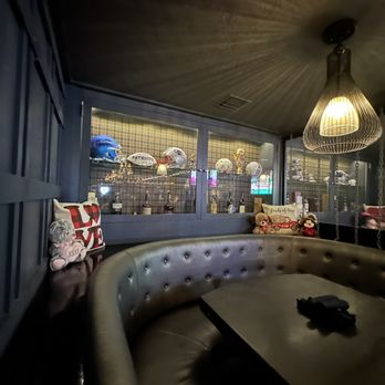 Morrison - Booth Seating & Valentines Decor - Gastropubs Near Me - Los Angeles, California