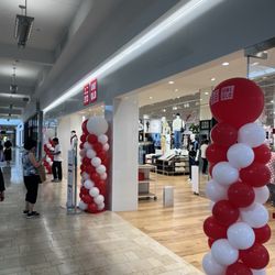 Uniqlo - Entrance
