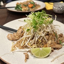 Chat Thai - Chicken pad thai