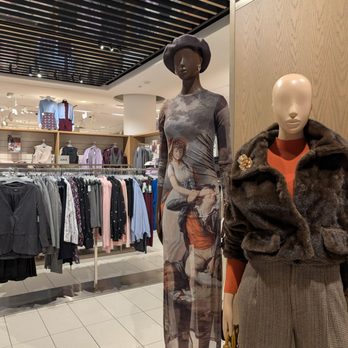 La Maison Simons - Mannequin - women's clothing - Women's Clothing Near Me - Toronto, Ontario
