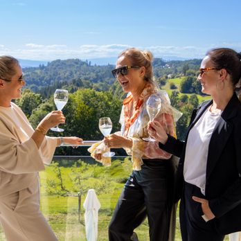 Hotel Liebmann - Gäste genießen Wein und Aussicht auf der Panorama-Terrasse des Hotel Liebmann in Lassnitzhöhe. - Hotels Near Me - Laßnitzhöhe, 6
