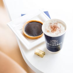 Leonidas - Zo lekker mijn Leonidas cappucino met deze chocolade taart. Een must :+)
En u krijgt nog een praline (de Gianduja) bij.