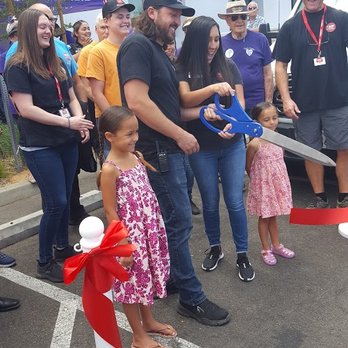 Grocery Outlet - The Christie Family Cutting The Celebration Ribbon - Grocery Near Me - Beaumont, California Grocery Outlet - The Christie Family Cutting The Celebration Ribbon - Grocery Near Me - Beaumont, California