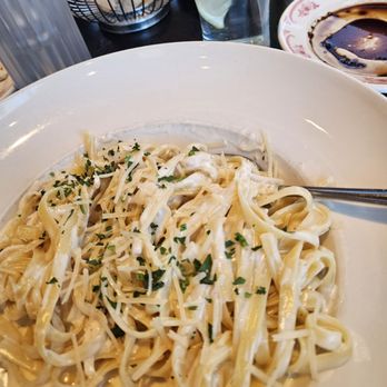 Maggiano's - Fettuccine Alfredo, looks okay but greasy af - Italian Near Me - Las Vegas, Nevada Maggiano's - Fettuccine Alfredo, looks okay but greasy af - Italian Near Me - Las Vegas, Nevada