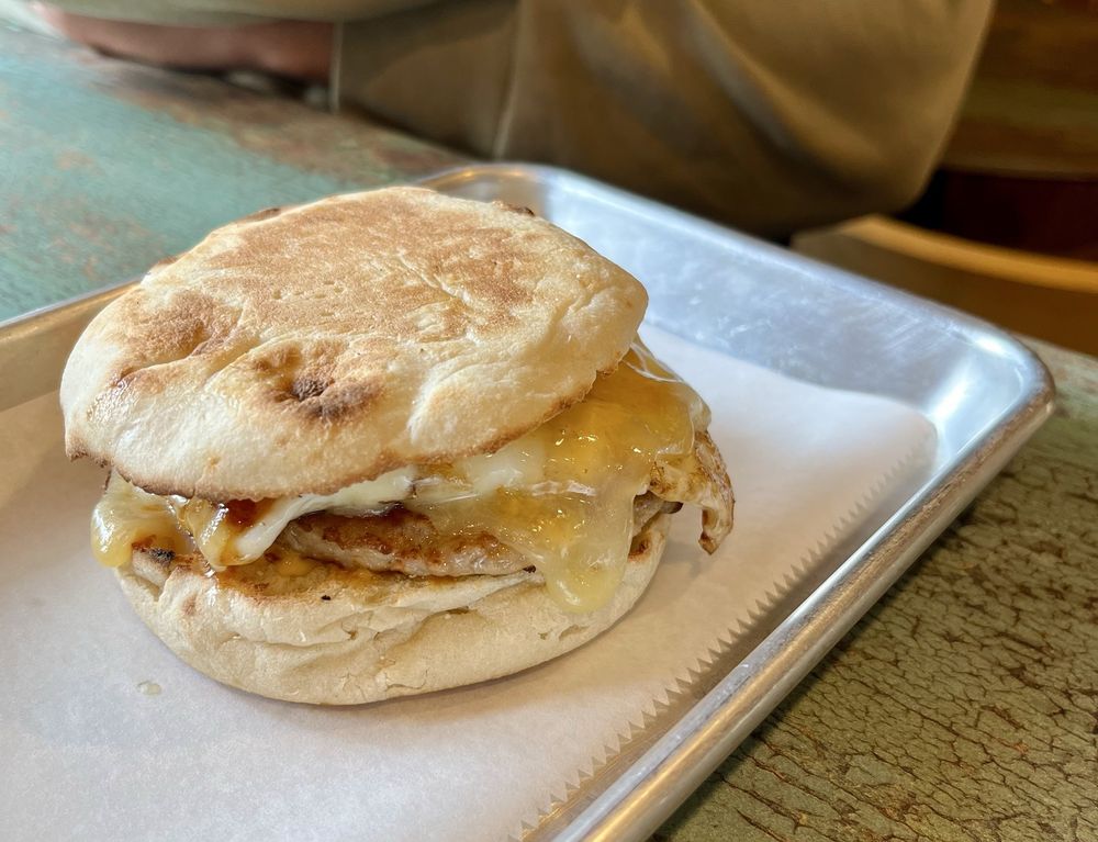 Autumn Nomad Cakes & Cafe Logo