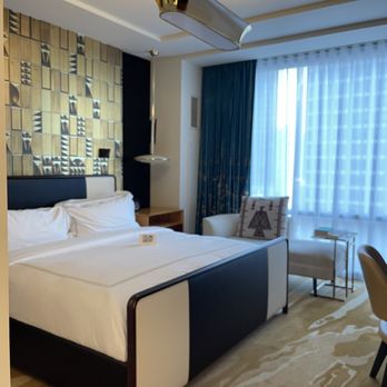 Viceroy Chicago - Another view of the bed - Hotels Near Me - Chicago, Illinois