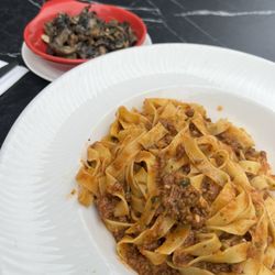 La Vita - Pasta bolognese with sautéed mushrooms