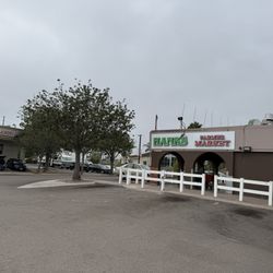 Hank's Farmer Market - Parking