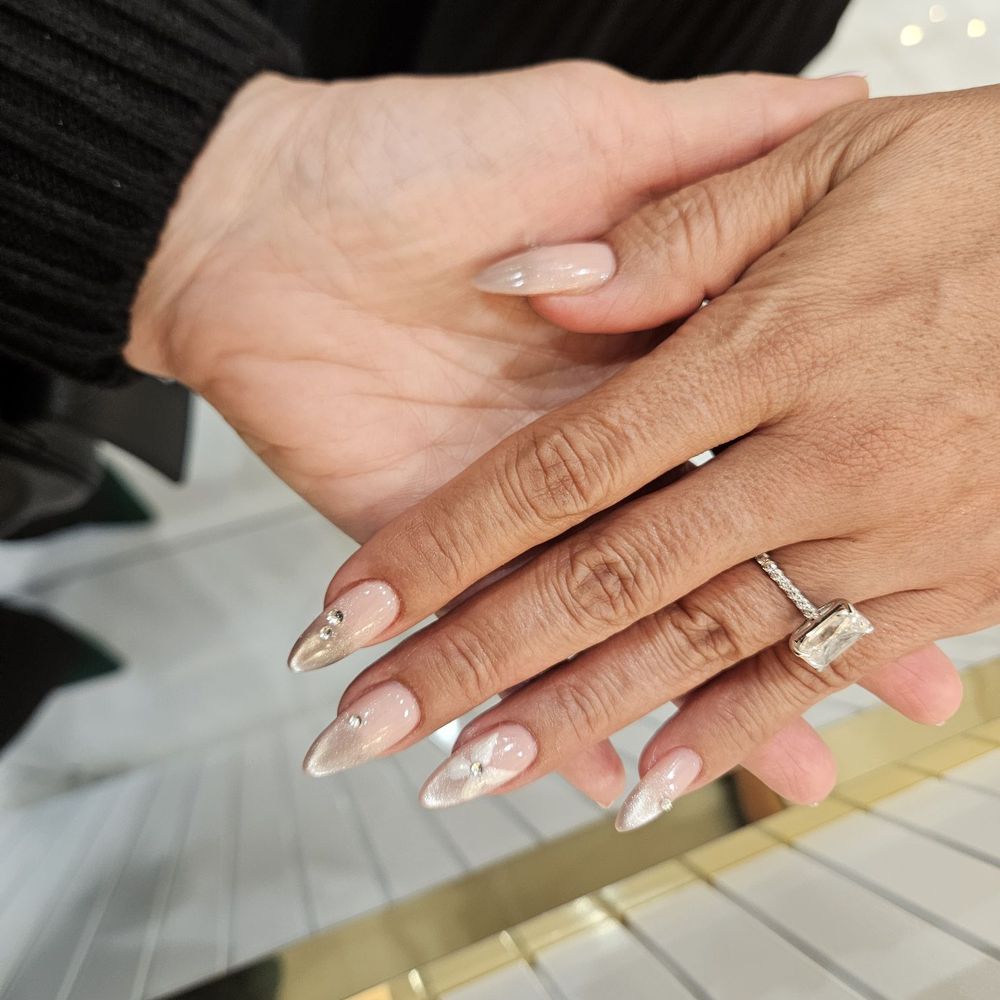 Le Petit Salon - Nail Salons Near Me - Tustin, California