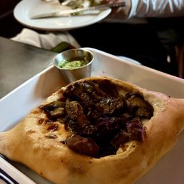 Steak 'n' Mushroom Cheeseboat