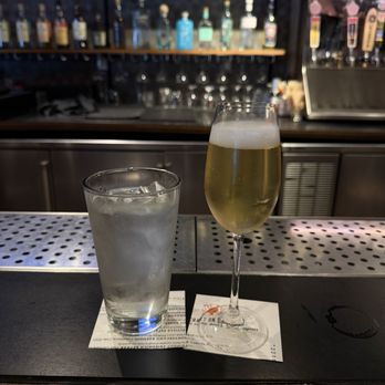 Moku Kitchen - Cocktail Bars Near Me - Honolulu, Hawaii