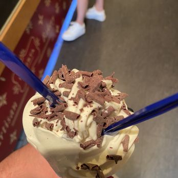 Trdlo - Trdelnik w strawberries, chocolate flakes, and vanilla ice cream - Cafes Near Me - Prague, Puerto Rico