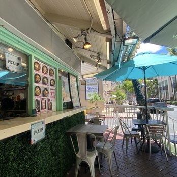 Topped Waikiki - Seating area - Korean Near Me - Honolulu, Hawaii