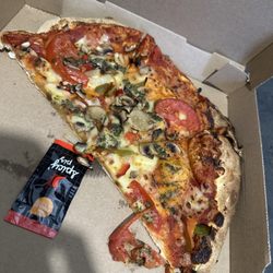 Pépé Joe - This is half of a big size pizza  Vegetarian pizza. Comes w hot sauce