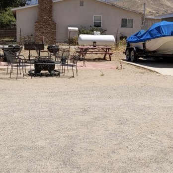 Lakeview Motel - They only have 1 grill/fireplace! They should have more for other people to use! - Hotels Near Me - Lake Isabella, California