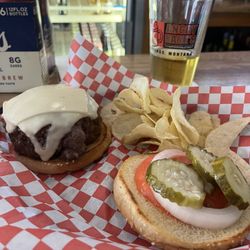 Pop's Inn - Best burger ever!!!