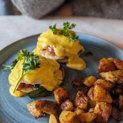 Café Locale - Florentine eggs Benedict