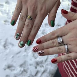 Glamour's Nails - They use a good quality gel & rarely chips on me even after wearing it for 3 weeks!