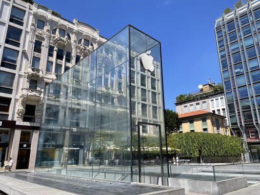 Apple Store Piazza Liberty by null