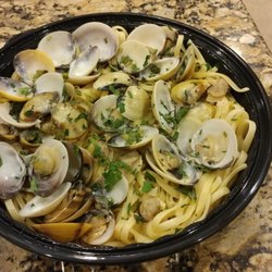 Trattoria Ravello of Old Bridge - Middle neck clam with linguine white clam sauce - good but wish there were more minced clams in it