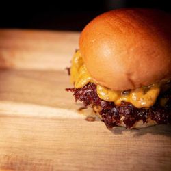 Goblets & Goblins - AMAGING SMASH BURGERS