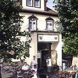 Zum Schützenhof - Auf der Hotelterrasse können auch NichtHotelGäste den selbstgekelterten Apfelwein geniessen