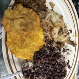 Arroz, frijoles negros y vaca frita con tostones Arroz, frijoles negros y vaca frita con tostones