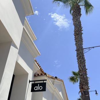ALO - Outside the store - Men's Clothing Near Me - Carlsbad, California