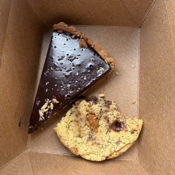 Caché - Peanut butter, chocolate, & caramel Cookie and chocolate ganache tart - French Near Me - San Francisco, California Caché - Peanut butter, chocolate, & caramel Cookie and chocolate ganache tart - French Near Me - San Francisco, California