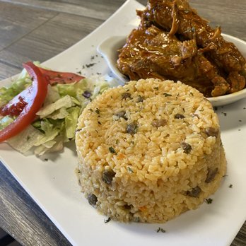 Merengue Restaurant and Bar - Costillas guisadas y arroz con gandules - Dominican Near Me - El Paso, Texas Merengue Restaurant and Bar - Costillas guisadas y arroz con gandules - Dominican Near Me - El Paso, Texas