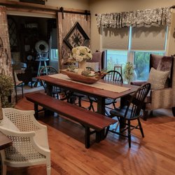 A Designer’s Vision - Sometimes, it's the simple things that complete the room. In this case, the centerpiece on the dining table tied the whole room together!