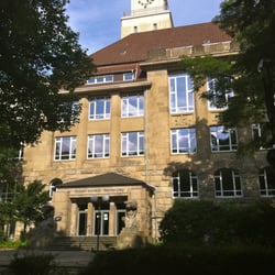 Robert-Schmidt Berufskolleg ehem. Baugewerkschule - Robert-Schmidt-Berufskolleg (ehemalige Baugewerkschule) vom gegenüberliegenden Parkplatz aus gesehen