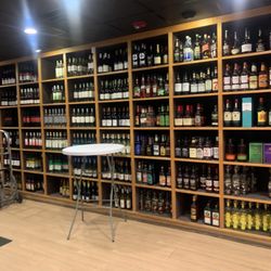 Red Brick Ale House & Grille - Bottle wall