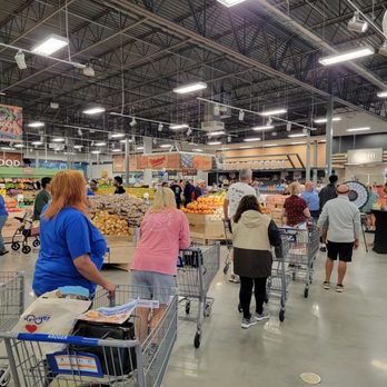 Kroger - people shopping in a grocery store - Grocery Near Me - Madison, Alabama Kroger - people shopping in a grocery store - Grocery Near Me - Madison, Alabama