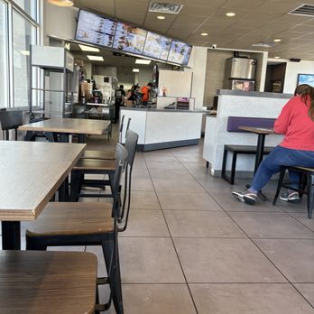 Taco Bell - Inside - Fast Food Near Me - Saint Albans, West Virginia