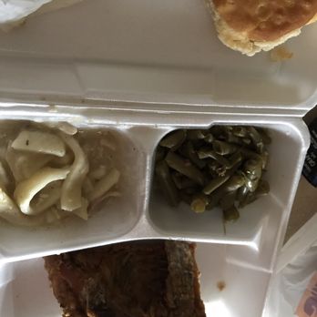 Lee's Famous Recipe Chicken - a tray of food - Chicken Wings Near Me - Fort Wayne, Indiana