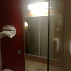 B&B Hôtel Bretigny-sur-Orge - Salle de bain miroir