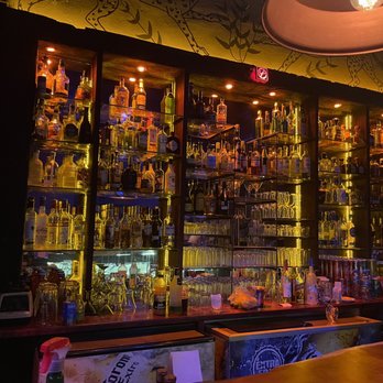 Mama Mia - The bat - Italian Near Me - San Miguel de Allende, GUA