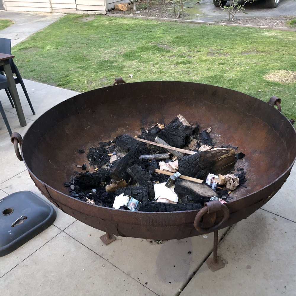 Mita Pub - Huge fire pit - Pubs Near Me - Mitta Mitta, VIC