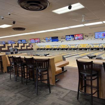 Classic Bowl - Clean and well-maintained 38-lane venue. - Pool Halls Near Me - Morton Grove, Illinois
