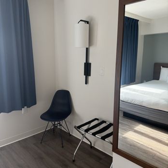 Hotel Willo - Full length mirror - Hotels Near Me - Vancouver, British Columbia