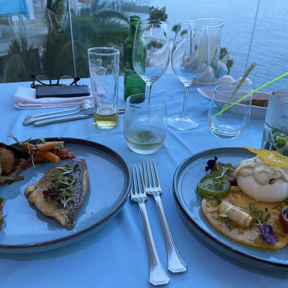Hôtel La Calanque - Hôtel restaurant 'Le Grand Bleu' - delicious cocktails, filet de Dorade and Carpaccio de Tomates et Burrata - Hotels Near Me - Cavalaire-Sur-Mer, 83
